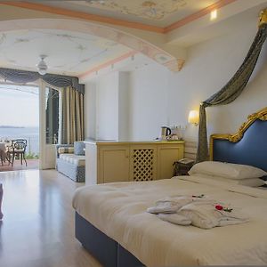 Deluxe Family Suite